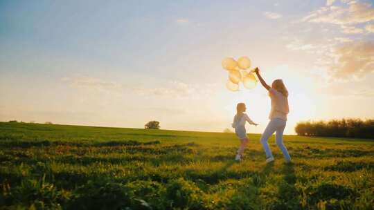 妈妈和女儿在草坪快乐的奔跑、亲子时光视频素材模板下载