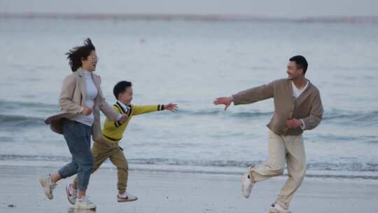 在海边一家人游玩视频素材模板下载