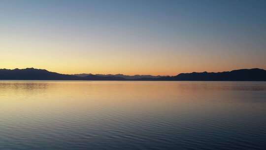 江河湖水黄昏夕阳风景湖泊水面阳光日出日落