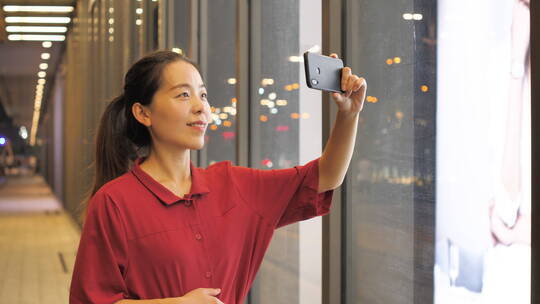 亚洲中国女性在商场玩手机互联网沟通