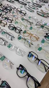 潮流眼镜店，款式多样的镜框