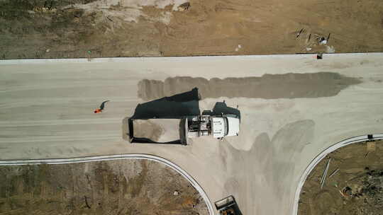 自卸卡车为修建新道路卸下砂砾视频素材模板下载