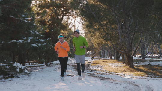 青年情侣在雪地里锻炼身体视频素材模板下载