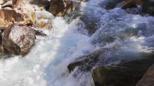 山涧急流水花飞溅视频素材模板下载