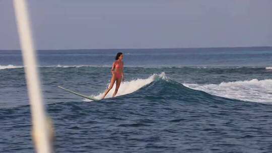 比基尼美女冲浪美女海水冲浪滑板4K