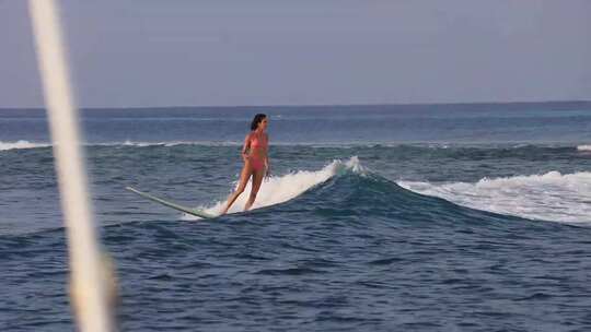 比基尼美女冲浪美女海水冲浪滑板4K视频素材模板下载