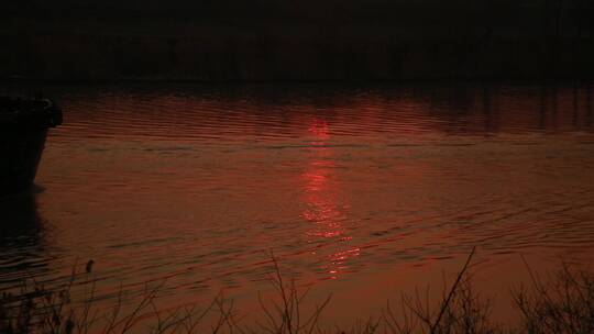 夕阳倒映在河里