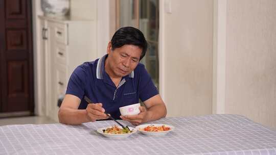 独处独居中老年人食欲不振吃饭没食欲视频素材模板下载