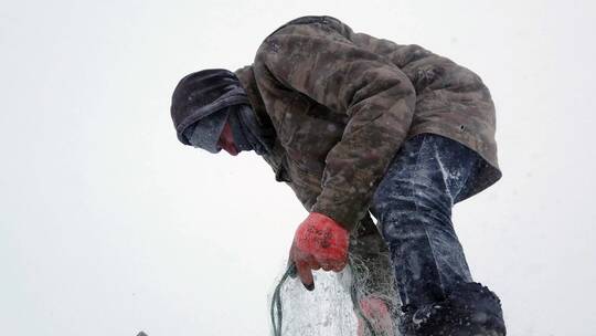 渔民在结冰的湖面上捕鱼