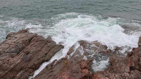 大梅沙礁石风起浪涌