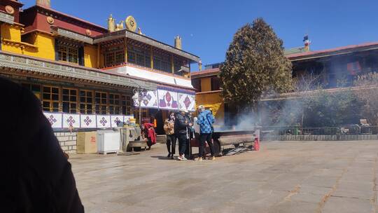 西藏扎基寺内建筑风光