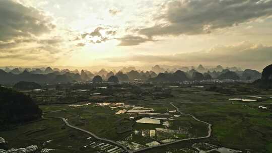 夕阳下的乡村与群山远景