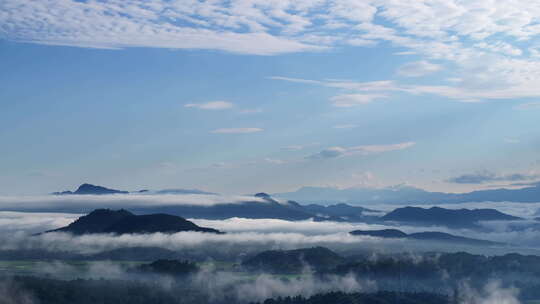 清晨云雾缭绕的火山大地绿色农田