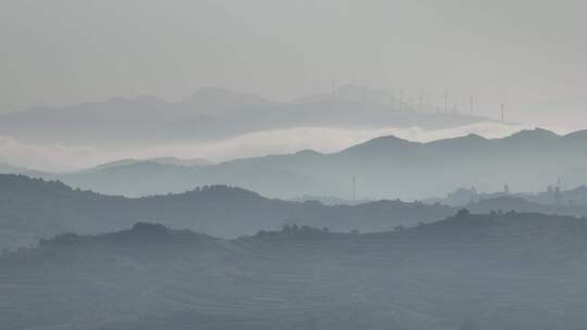 雾气笼罩的层叠的山峦