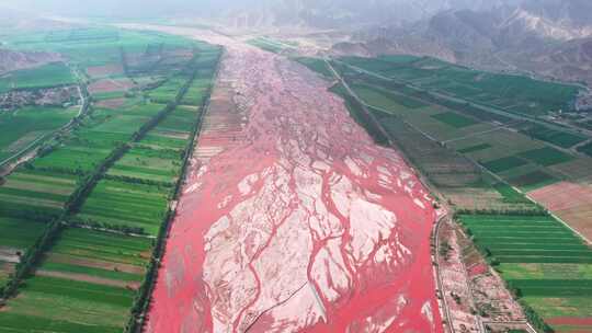 青海海西都兰大地之血公路车辆农田航拍视频