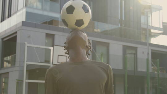 男孩在户外踢足球  视频素材模板下载