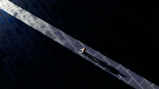 成功商人走向打开大门展望未来