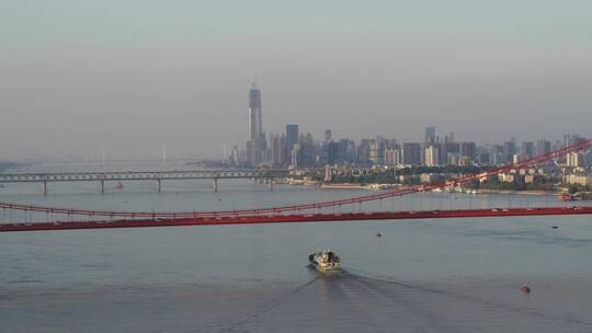 武汉江滩航拍旁晚鹦鹉洲大桥船江面高楼