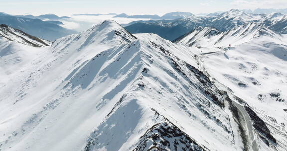 夹金山冬季航拍白雪覆盖山脊