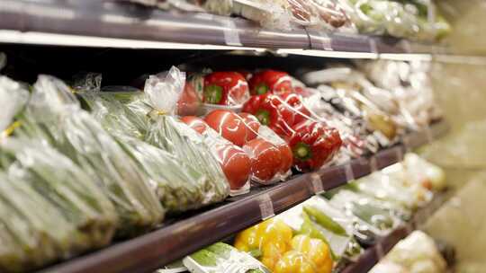 超市里货架上的新鲜有机蔬菜