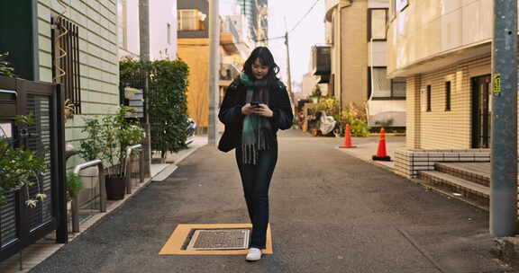 日本女人，在城市、街道上打电话和发短信，