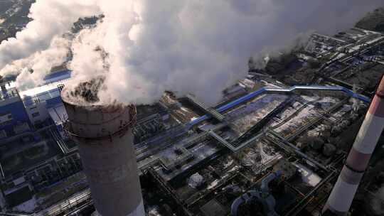 工厂管道排放污染大气和生态