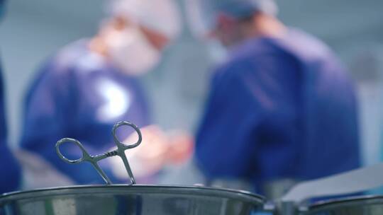 手术过程背景上的医疗剪刀视频素材模板下载