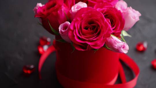红色盒子里装着玫瑰花束