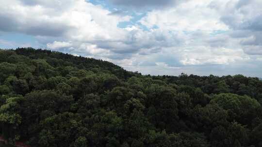 天空与山川大地