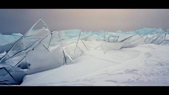 东北冰封河面拍摄冰块碎冰