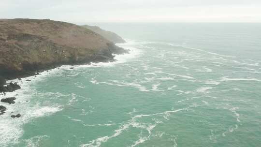 空中飞过康沃尔风景到雾蒙蒙的海岸线到海浪