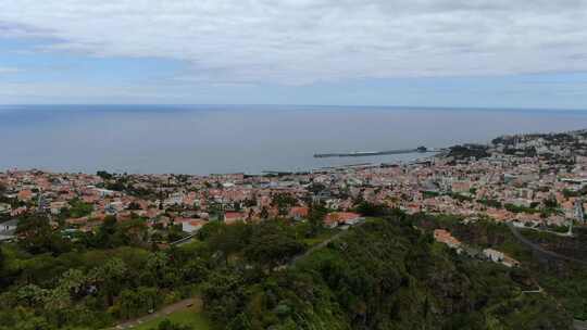 葡萄牙马德拉岛丰沙尔市和蒙特山的无人机视图