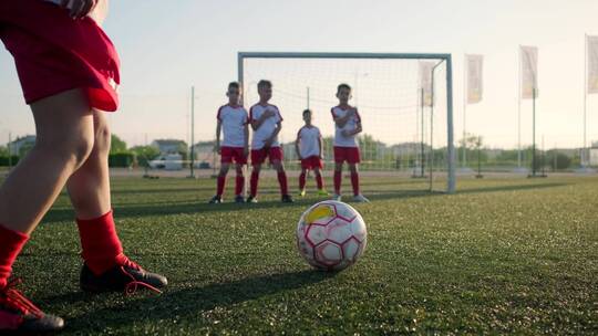 足球运动员在足球场踢足球 视频素材模板下载