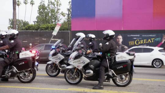 抗议期间好莱坞等待警察摩托车车队