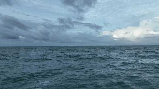 航拍水天一色的泰国普吉岛安达曼海风景