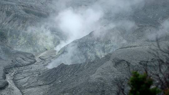 从火山口冒出的烟