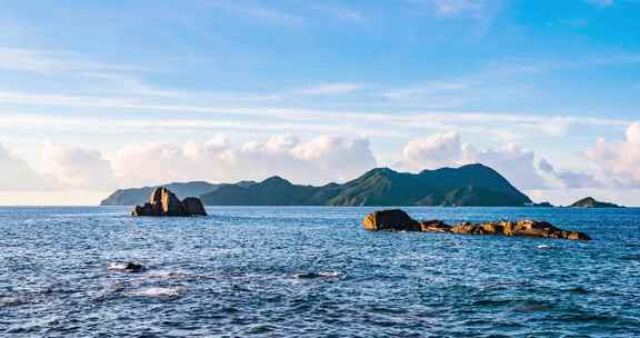 深圳大鹏半岛东冲海岸观三门岛的清晨