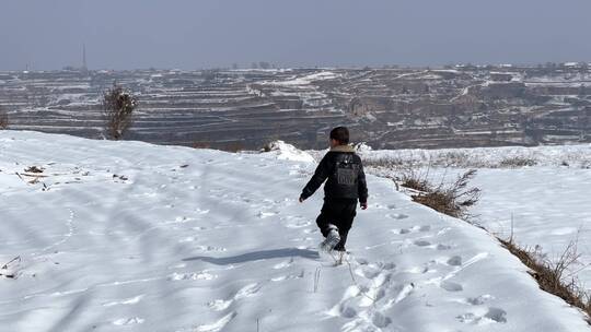 黄土高原雪地中行走实拍4k视频