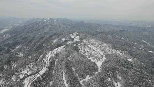 雪后山区高速公路航拍全景