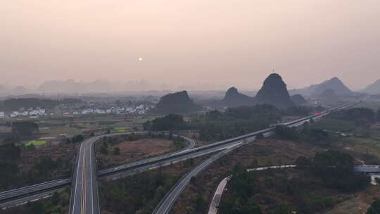 清晨日出下桂林高速公路立交桥上行驶的汽车