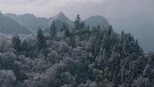 峡谷地貌雪景