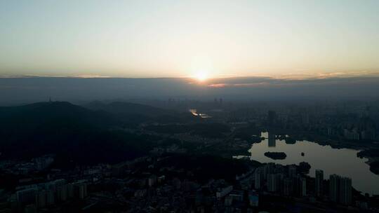 夕阳下的西湖公园