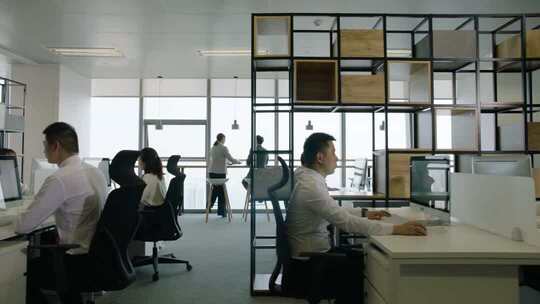 与外籍商人参观办公室办公场景