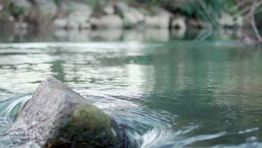 水绕着岩石顺流而下