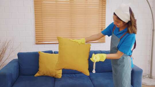 亚洲年轻女子在家打扫客厅时患有过敏。视频素材模板下载