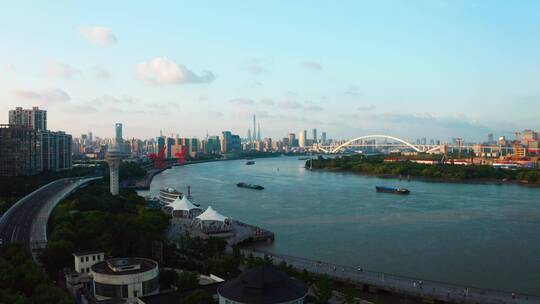 贯穿上海的黄浦江