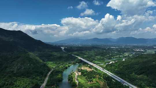 阳光下桂林高山河流间铁路上的货运列车