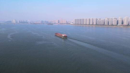 湖南长沙湘江中的货运船