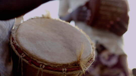 非洲人唱歌打鼓跳舞人群