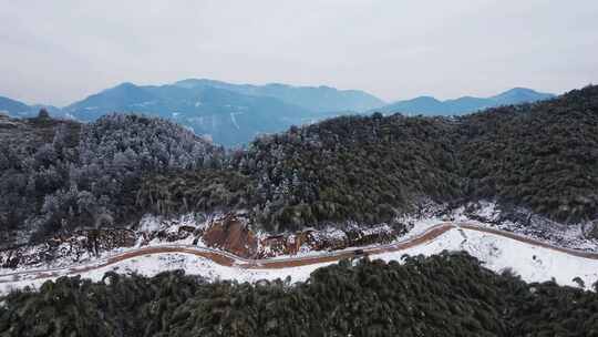 航拍山路雪景道路汽车意境素材